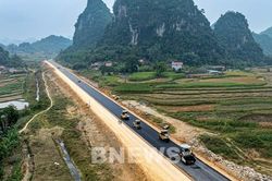 Cảnh báo mất an toàn khi tự ý vào cao tốc đang thi công