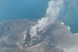 Núi lửa Anak Krakatau phun trào, hàng trăm chuyến bay tại Indonesia bị đình chỉ