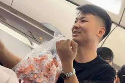 Đưa con trai 8 tháng tuổi lên máy bay, người cha có hành động gây xôn xao