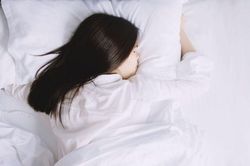3 thói quen sau bữa tối có thể khiến giấc ngủ bị ảnh hưởng