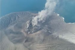 Hàng loạt núi lửa tại Indonesia phun trào mạnh, hàng không khu vực bị gián đoạn nghiêm trọng