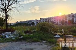Đằng sau những mặt bằng khu dân cư vắng bóng người