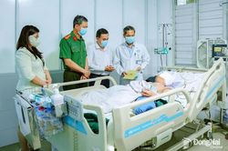 Phó Chủ tịch UBND thành phố Đồng Nai Lê Trường Sơn thăm, động viên bệnh nhân trong vụ án tại xã Bình Minh