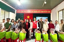 Trao 100 suất quà cho hộ nghèo, cận nghèo xã Chư Prông