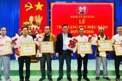 Đảng ủy xã Gào trao tặng huy hiệu Đảng cho 6 đảng viên