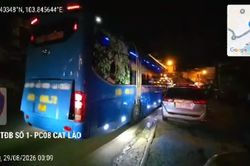 Cảnh sát giao thông Lào Cai phát hiện và xử lý một xe khách chở vượt 13 người so với quy định, tổng mức phạt 97,5 triệu đồng