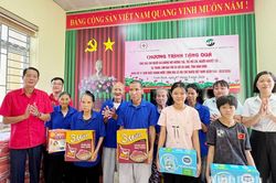 Trao tặng quà cho các đối tượng khó khăn tại Trung tâm Bảo trợ xã hội Hà Nam, tỉnh Ninh Bình