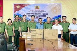 Công an tỉnh đồng hành cùng giáo dục và chuyển đổi số tại Xín Mần
