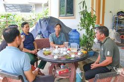 Người có uy tín - cầu nối của bản làng