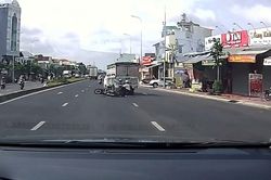 Xe tải chuyển làn ẩu, hất ngã hai người đi xe máy