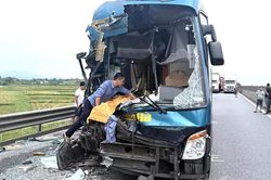 Tai nạn giao thông 7/9: Xe khách va chạm xe đầu kéo, 5 người bị thương