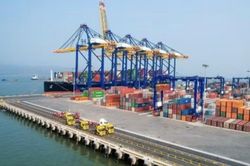Cán cân thương mại đổi chiều báo hiệu điều gì cho giai đoạn nước rút?