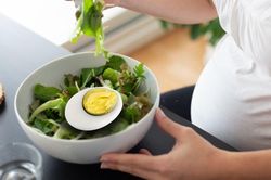 Mẹ bầu ăn trứng ngỗng để con thông minh: Thực hư thế nào?