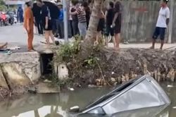 Xe ô tô bất ngờ lao xuống mương nước, 5 người thương vong