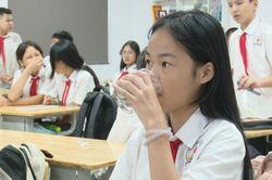 Hà Nội chủ động kiểm soát an toàn nước uống học đường