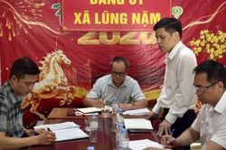 Phó Trưởng đoàn chuyên trách Đoàn đại biểu Quốc hội tỉnh dự cuộc họp Thường trực Đảng ủy xã Lũng Nặm