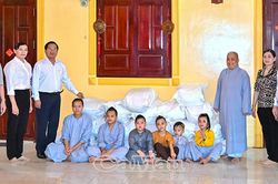 Lãnh đạo tỉnh thăm và trao 1 tấn gạo hỗ trợ trẻ em cơ nhỡ tại Niệm Phật đường Hưng Phước