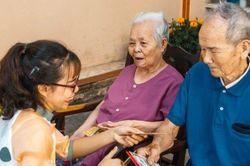 Chồng kiếm 200 triệu đồng mỗi tháng, vợ vẫn chỉ biếu bố mẹ chồng 2 triệu: Có quá tính toán?