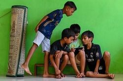 Mạng xã hội và cuộc chiến giành lại tuổi thơ:  Bài 3: Khi lệnh cấm gặp thực tế và hiến pháp