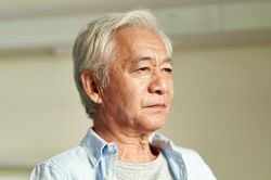 Để con nhận hộ lương hưu và lãi tiết kiệm, tôi phải xin từng đồng khi cần