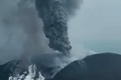 Video núi lửa 'tử thần' ở Indonesia phun trào dữ dội, cột khói cao 15 km