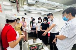 Phường Kim Liên kiểm tra đột xuất bữa ăn bán trú tại các trường học