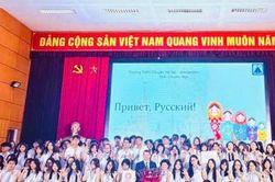 Học sinh chuyên Nga Hà Nội - Amsterdam hứng khởi với hoạt động giao lưu văn hóa Nga - Việt ngày đầu năm học