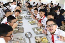 Học sinh Hà Nội trở lại trường nền nếp, bữa ăn bán trú được kiểm soát chặt