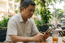 Cả lớp rủ nhau họp lớp 30 năm, riêng tôi không được báo: Một tin nhắn khiến tôi rời nhóm