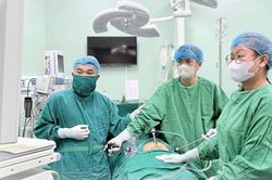 Bóc khối u lớn, giữ lại tử cung cho người phụ nữ mong con