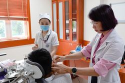 Bé trai chảy mủ tai nhiều năm, phát hiện cholesteatoma ăn sâu vào xương