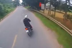 Bức xúc vì bị tạt đầu, tài xế ô tô tăng tốc dằn mặt xe máy
