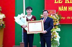 Cậu học trò lớn lên trong 'vựa ve chai' nhận Huân chương Lao động