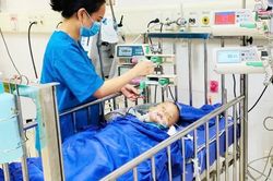 Bệnh nhi thủng ruột nguy kịch vì nuốt 3 viên nam châm trong đồ chơi