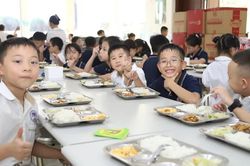 Lắng nghe ý kiến học sinh đối với bữa ăn bán trú của năm học mới
