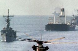 Trong một ngày, Mỹ hộ tống 40 tàu dầu qua eo biển Hormuz