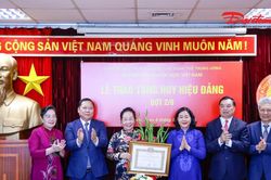 Chủ tịch Bùi Thị Minh Hoài trao tặng Huy hiệu 45 năm tuổi Đảng cho GS.TS Nguyễn Thị Doan