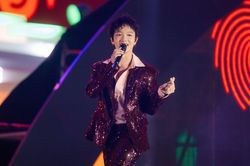 Hoàng Dũng đầy sức hút nhưng concert vẫn có điểm trừ đáng tiếc