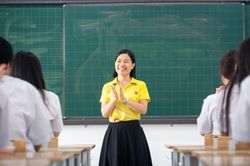 Giáo viên dạy thêm 'chéo môn' có vi phạm?