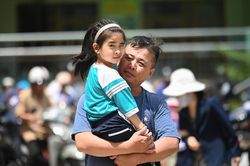 Phụ huynh TP.HCM nghỉ làm đón con vì trường chưa tổ chức bán trú