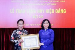Trao Huy hiệu 45 năm tuổi Đảng cho nguyên Phó Chủ tịch nước Nguyễn Thị Doan