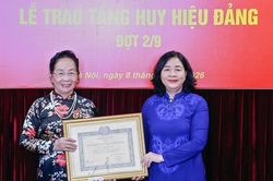 Nguyên Phó Chủ tịch nước Nguyễn Thị Doan đón nhận Huy hiệu 45 năm tuổi Đảng