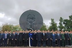 Tổng Bí thư, Chủ tịch nước Tô Lâm đặt hoa tại Tượng đài Chủ tịch Hồ Chí Minh và Đài tưởng niệm Liệt sĩ Vô danh ở Moskva