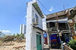 Nở rộ nhà 'siêu mỏng' sau chỉnh trang rạch Xuyên Tâm