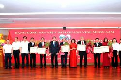 Trao tặng Huy hiệu 35 năm và 30 năm tuổi Đảng cho 6 đảng viên