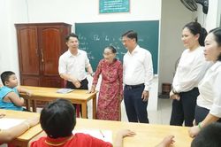 Lãnh đạo TPHCM thăm lớp học tình thương của cô giáo 78 tuổi