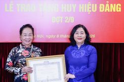 Trao tặng Huy hiệu 45 năm tuổi Đảng đến nguyên Phó Chủ tịch nước Nguyễn Thị Doan