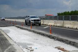 Kiểm tra đường cao tốc Biên Hòa - Vũng Tàu sau vụ xe ô tô sụp hố công trình
