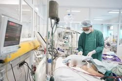 Sau 4 ngày sốt, người bệnh 77 tuổi suy hô hấp nặng do viêm phổi