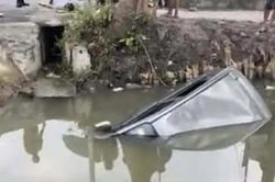 Xe hơi lao xuống mương, 5 người thương vong ở Hải Phòng